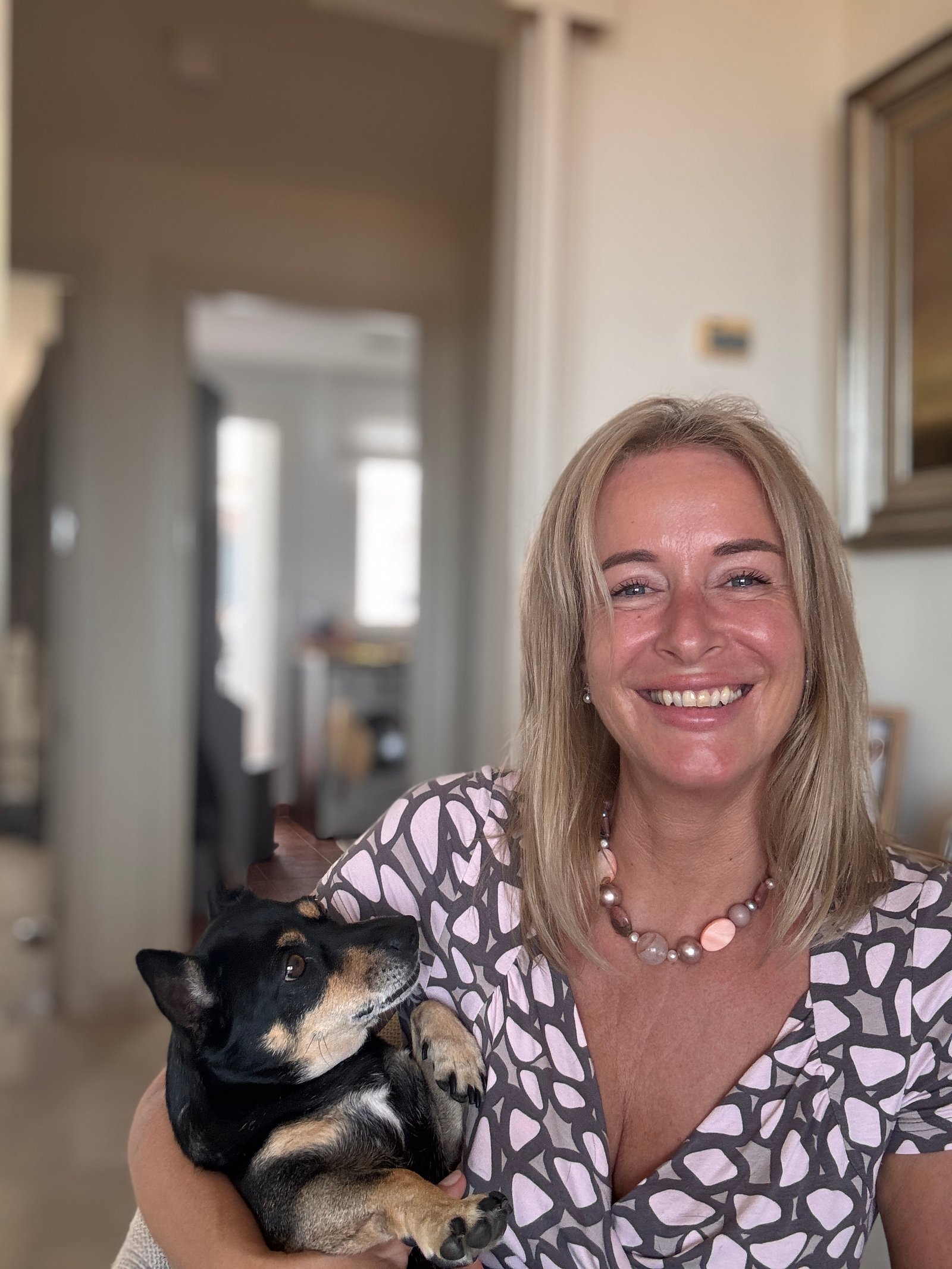 Valerie Nuyttens tenant son chien à l’intérieur